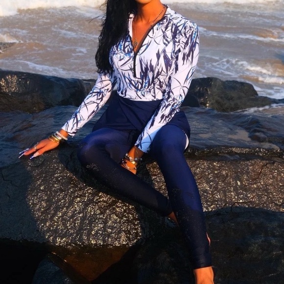 WHITE AND NAVY FLORAL 3 PIECE MODEST SWIMSUIT - Picture 5 of 7